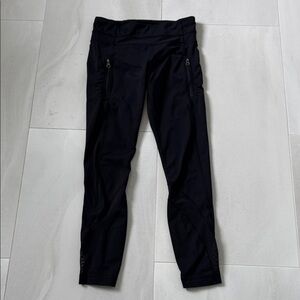 Lululemon legging with side zip pockets and cute mesh accents.